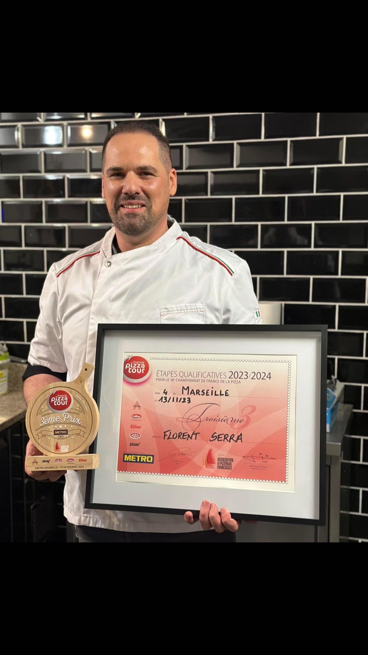 Florent Serra avec son diplôme et son trophée à Marseille