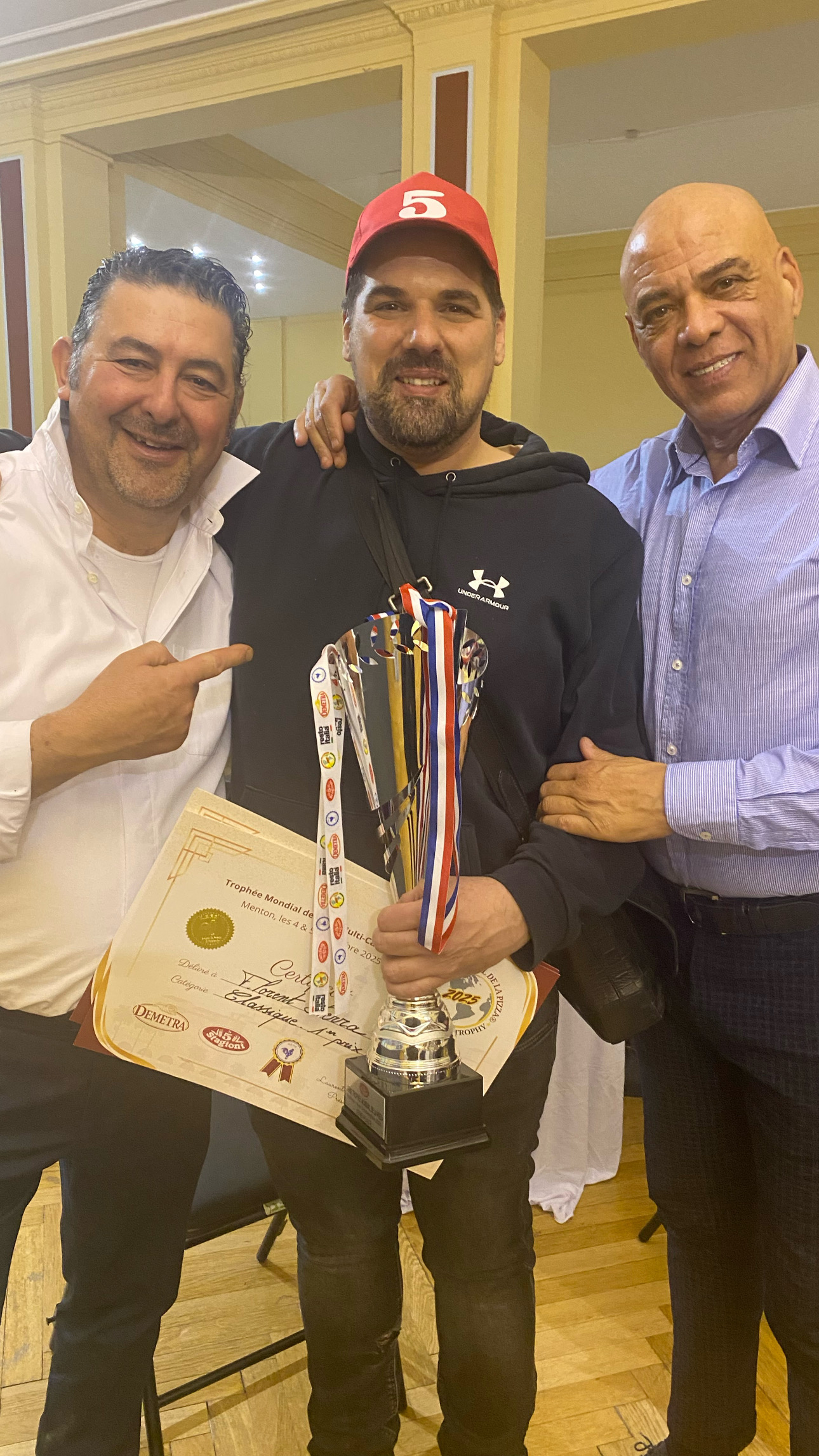 Florent Serra avec la coupe du Trophée mondial de la pizza