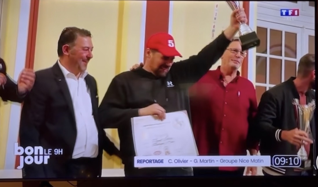 Florent Serra levant sa coupe aux côtés de Laurent Raimondo et Gilles Brunner